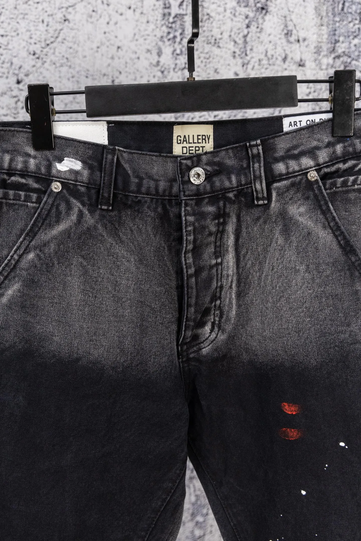 💰260 GALLERY DEPT.25ss new street gradient splash-ink graffiti jeans Gallery Dept. was born in the soil of Los Angeles street culture. With the core concept of "art is daily life", it deeply integrates traditional denim craftsmanship with modern graffiti art. The brand transforms old denim, Vintage T-shirts and other items by hand, giving them personalized elements such as wear, splashing, splicing, etc. Each piece is hand-finished by craftsmen and has both artistic collection value and practical function. In 2021, the joint capsule series with French veteran Lanvin and the cooperation with Chrome Hearts have attracted the attention of the fashion industry, confirming its transformation from an independent studio to an international trend symbol. Gallery Dept. targets the global fashion pioneer group aged 18-35 and positions itself as a "high street art trendy brand". Its core competitiveness lies in: • Cultural symbol output: Through endorsements from stars such as Virgil Abloh, Jennie, and Justin Bieber, it strengthens the brand's benchmark status in the hip-hop and fashion circles. Size: 28-36 Color: gray black